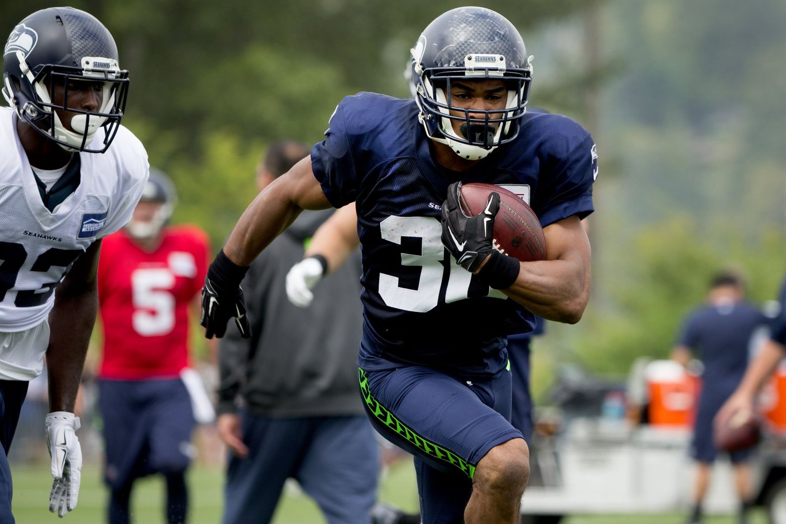 Seahawks re-sign RB Zac Brooks to practice squad, try out a few other running backs