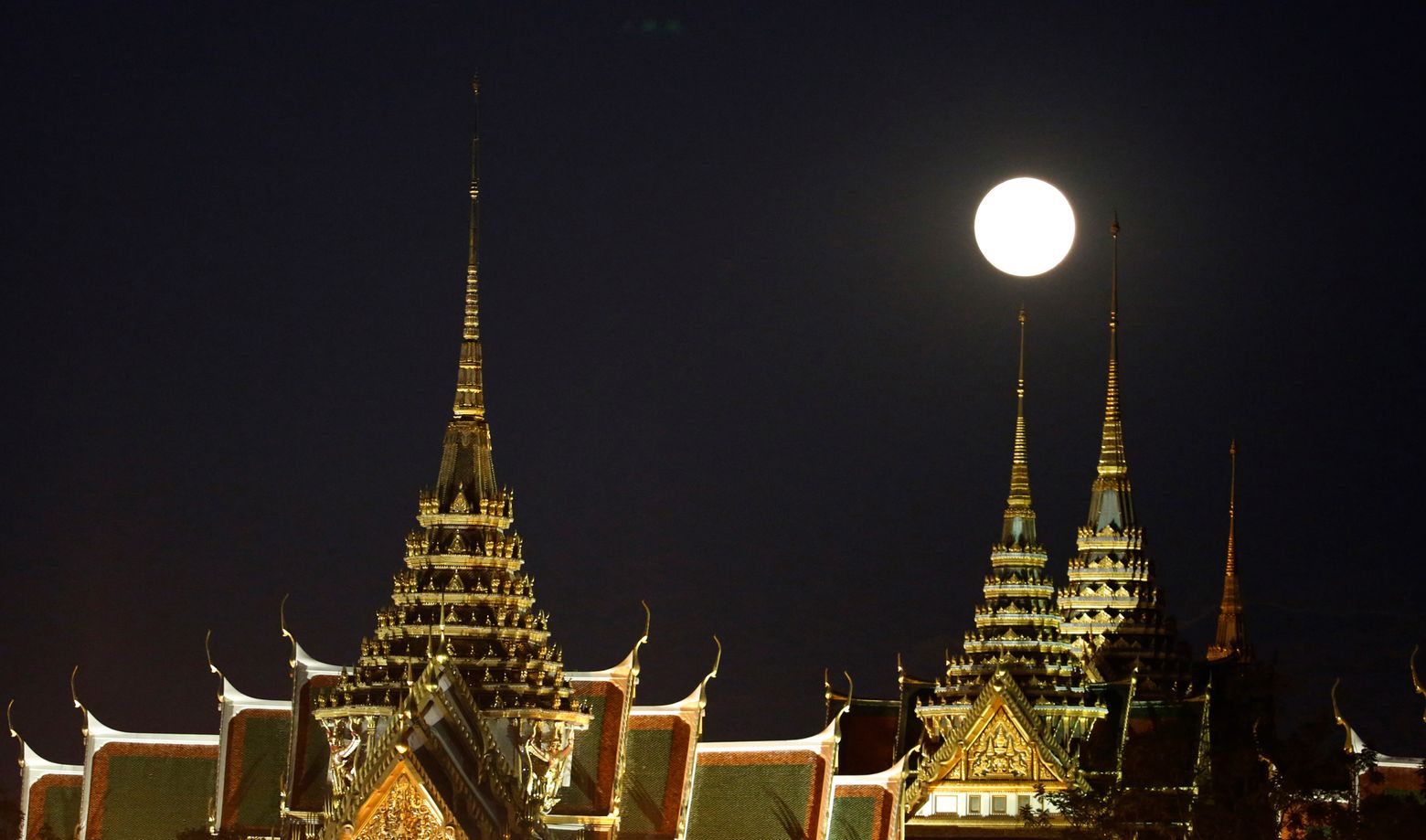 The moon rises over the Grand Palace in Bangkok, Thailand Monday, Nov. 14, 2016. The brightest moon in almost 69 years lights up the sky on Monday in a treat for star watchers around the globe. (AP Photo/Sakchai Lalit)