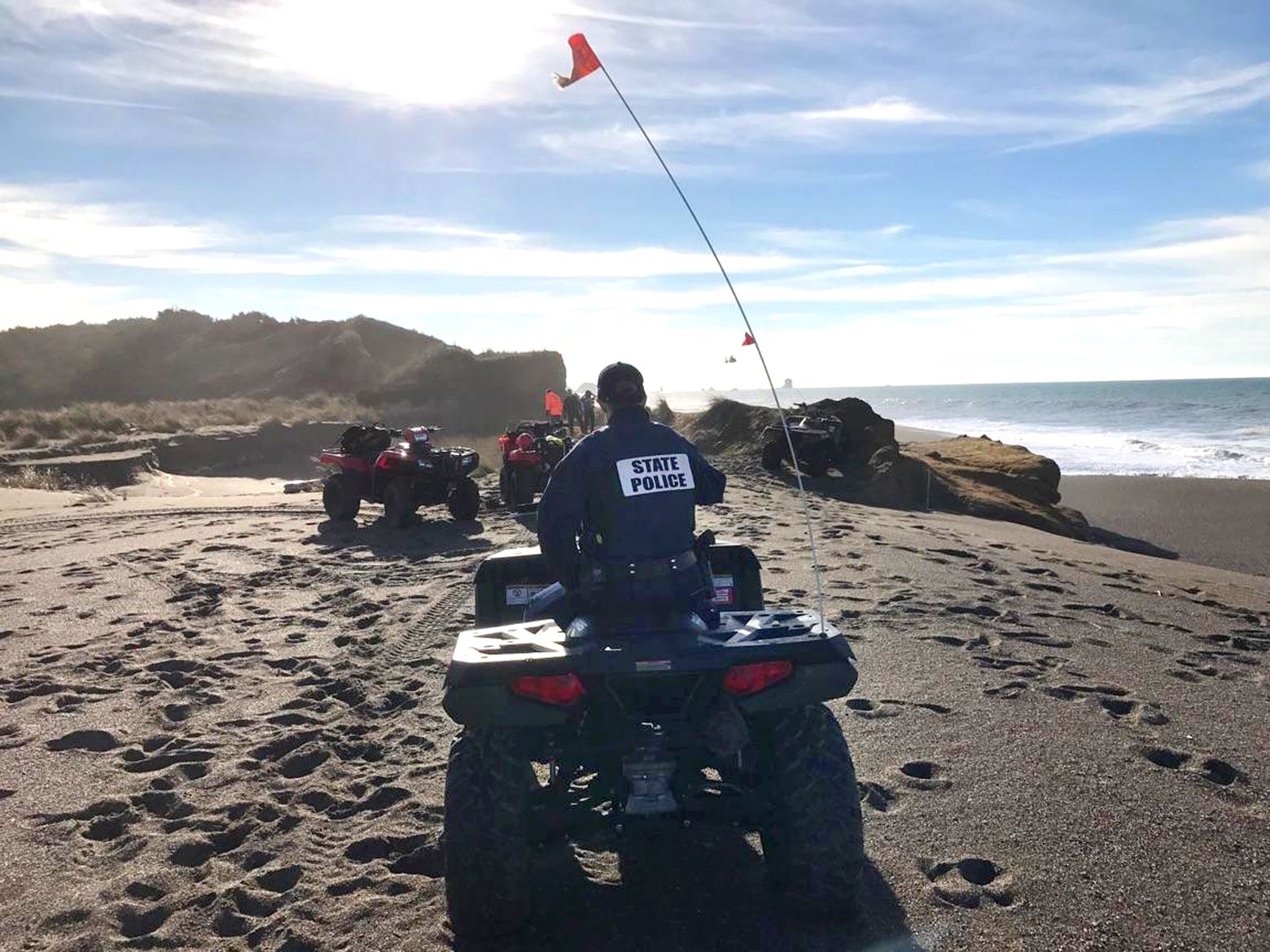 Search resumes for father, toddler swept away by wave on Oregon Coast