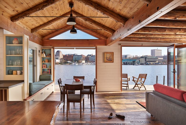 Houseboat is reborn as an urban cabin at the end of the 