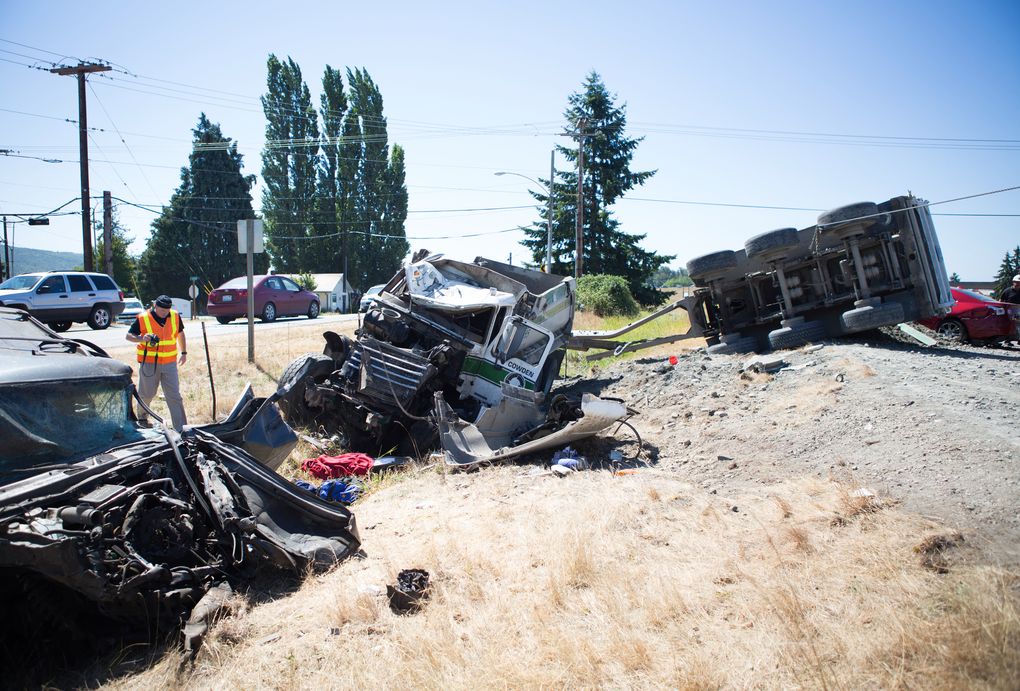 Dump truck plows head-on into stalled I-5 traffic | The Seattle Times