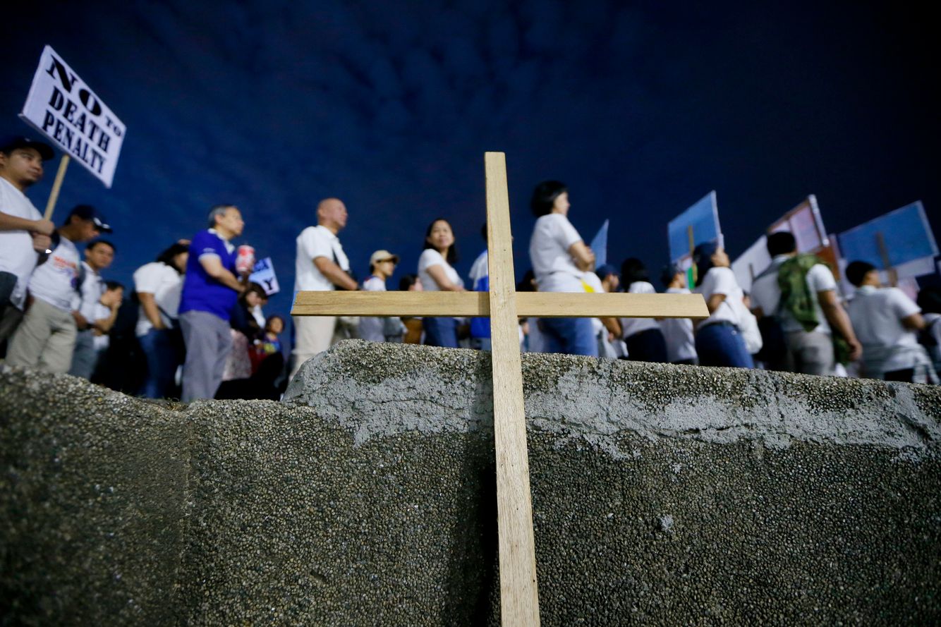 Filipino Catholics protest drug killings, death penalty