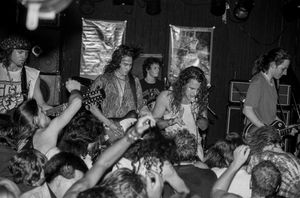 pierwszym występem Pearl Jam (kiedy zespół nazywał się Mookie Blaylock) był Październik. 22, 1990, w kawiarni Off Ramp na Eastlake. To zdjęcie pochodzi z innego wczesnego koncertu na Off rampie, kilka miesięcy później, przyciągając większy tłum niż pierwszy koncert. (Lance Mercer / 1991).