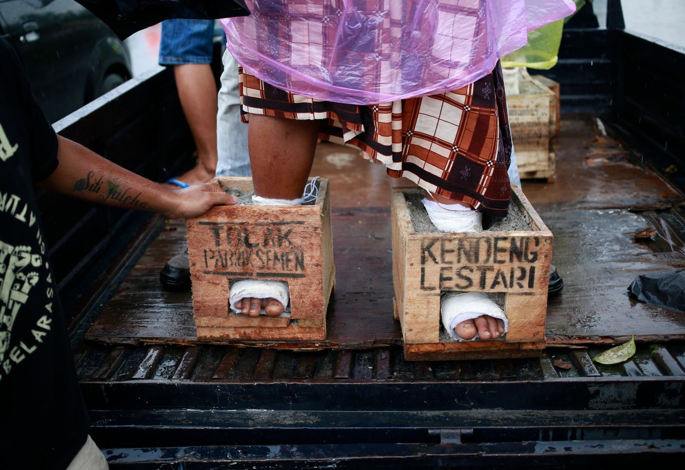 AP PHOTOS: Indonesian farmers cement feet to protest factory | The