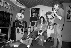 左から、Jeff Ament、Mike McCready、Dave Krusen、Eddie Vedder、Stone GossardがBelltown ironworksショップの下にあるバンドのリハーサルスペースでたむろしています。 これはヴェダーがバンドに加わった直後のことである。