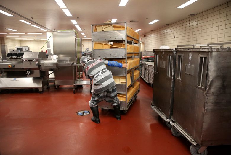 Dallas County Jail inmates prepare daily meals for prisoners The