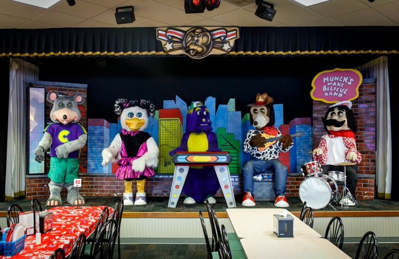 The animatronic band performs Wednesday at a Chuck E, Cheese’s in Chicago. The company’s remodeling includes “a calmer” environment, without the band.  (Brian Cassella/TNS)