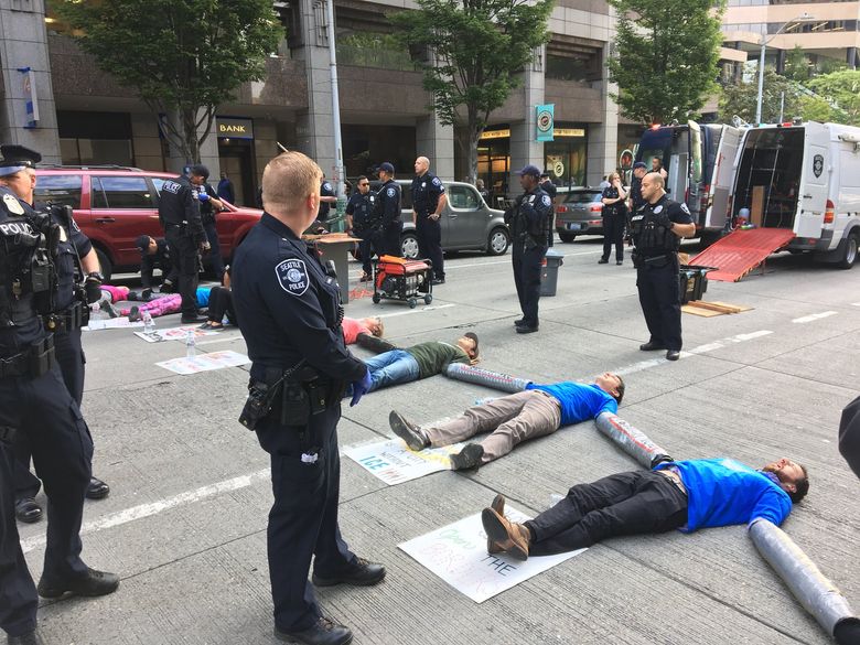 Slaying The Sleeping Dragon Seattle Police Change Tactics To Counter Traffic Blocking Protesters The Seattle Times