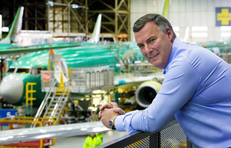 Kevin McAllister, CEO de Boeing Commercial Airplanes, ve una lÃ­nea de producciÃ³n en Renton en 2017. (Mike Siegel / The Seattle Times)