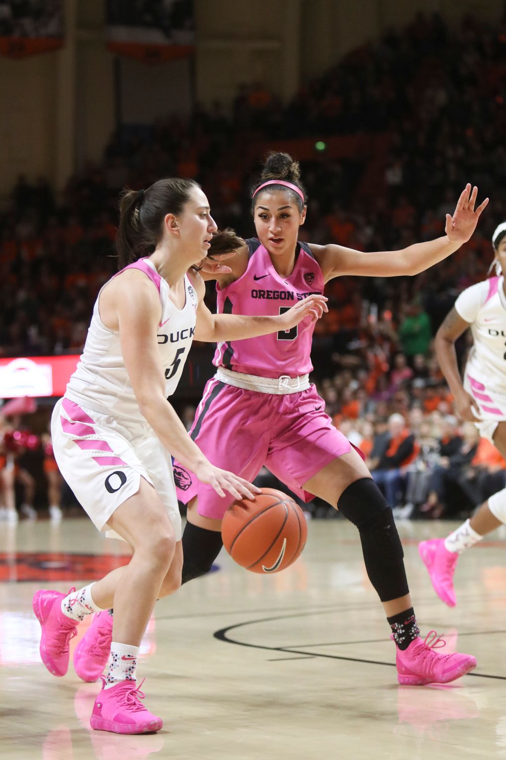 No. 12 Oregon State holds off No. 2 Oregon 67-62 | The Seattle Times