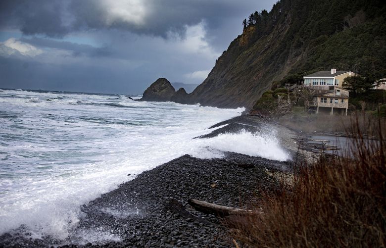 1 child dead, 1 missing after they were swept out to sea along Oregon Coast
