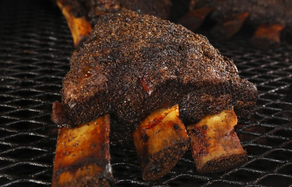 Les côtes de bœuf géantes du Jack’s BBQ (environ 2 livres chacune) ont suffisamment de viande pour nourrir trois convives pour environ 50 $. (Ken Lambert / The Seattle Times)