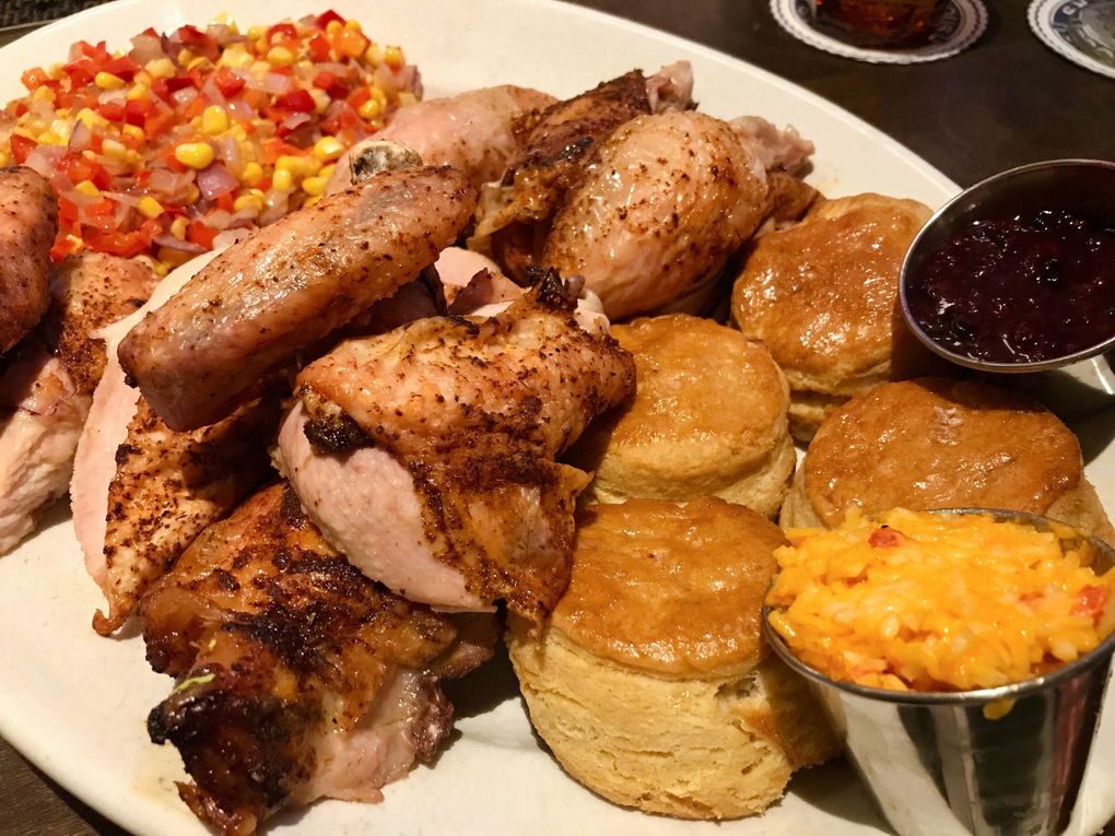 Le dîner spécial poulet de 35 $ du jeudi au Hart and the Hunter au centre-ville comprend deux plats et les célèbres biscuits du restaurant. (Tan Vinh / The Seattle Times)