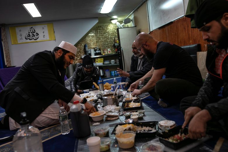 AP PHOTOS: Feeding Manhattan’s hungry, every Ramadan night | The Seattle Times