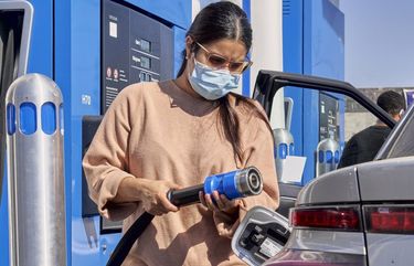 California is trying to phase out vehicles using fossil fuels in favor of hydrogen