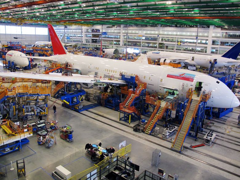 Рабочие собирают Boeing 787 Dreamliners на заводе компании в Северном Чарльстоне, штат Южная Каролина, в 2013 году. (Брюс Смит / Associated Press)