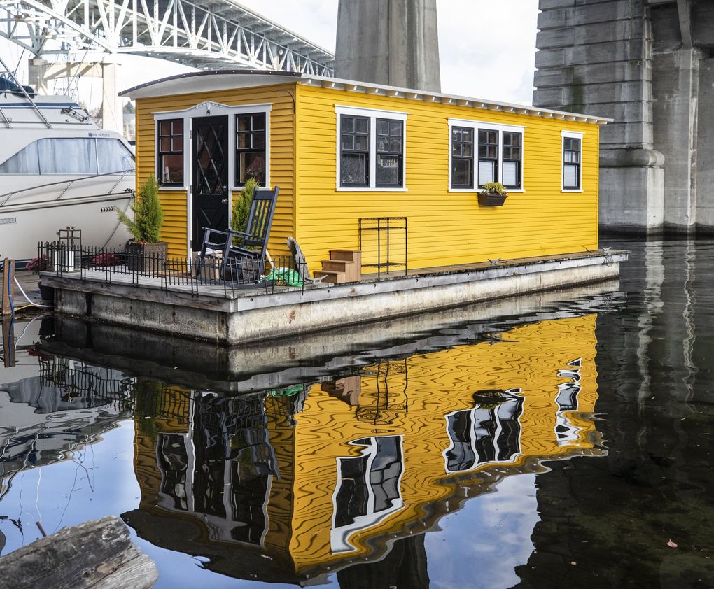 Limoncello, amarré sous le pont de l’Université, a été l’un des premiers projets de Haggard Houseboats, construit en 2008 au sommet d’une barge en béton récupéré. (Steve Ringman / The Seattle Times)