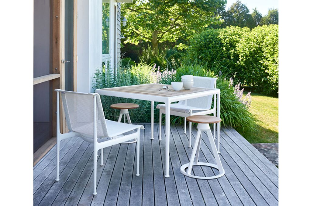 The 1966 Schultz Dining Chair and Dining Table are midcentury classics for the patio. (Courtesy of Knoll)