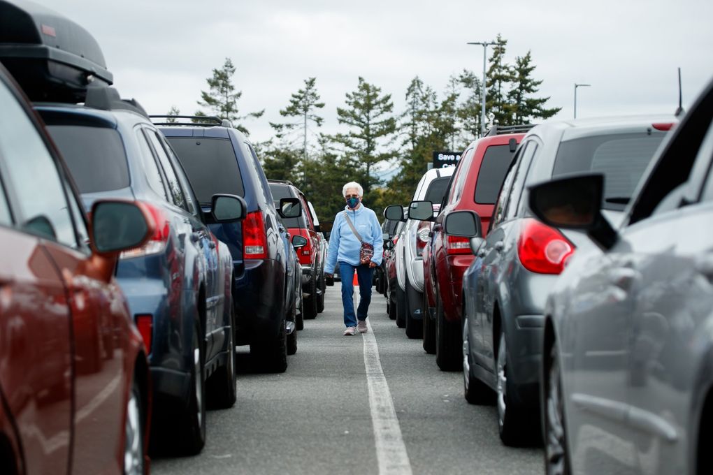 Crowds wait for the ferry to Orcas Island in Anacortes.  (Erika Schultz / The Seattle Times)