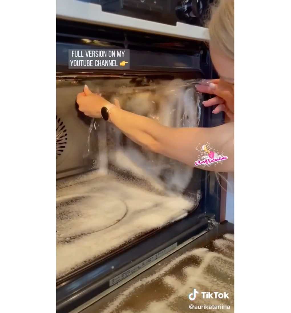 Katariina Kananen recommends putting plastic wrap over oven cleaner to keep the solution in place. (Courtesy of TikTok)