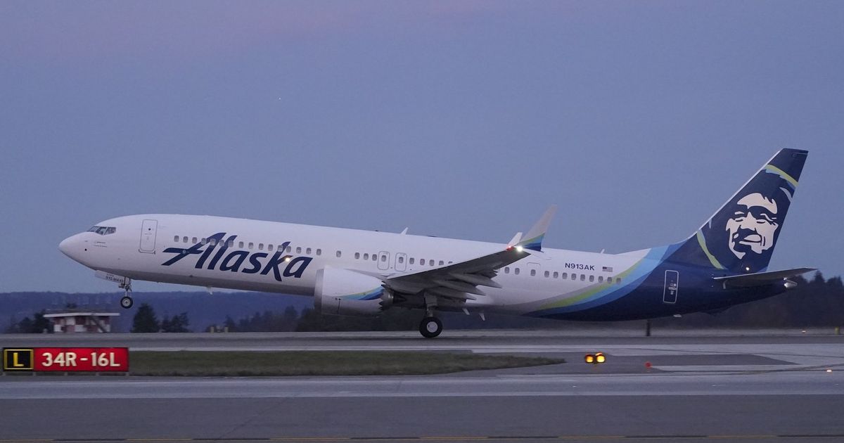 Alaska Airlines orders a dozen more 737 MAXs from Boeing
