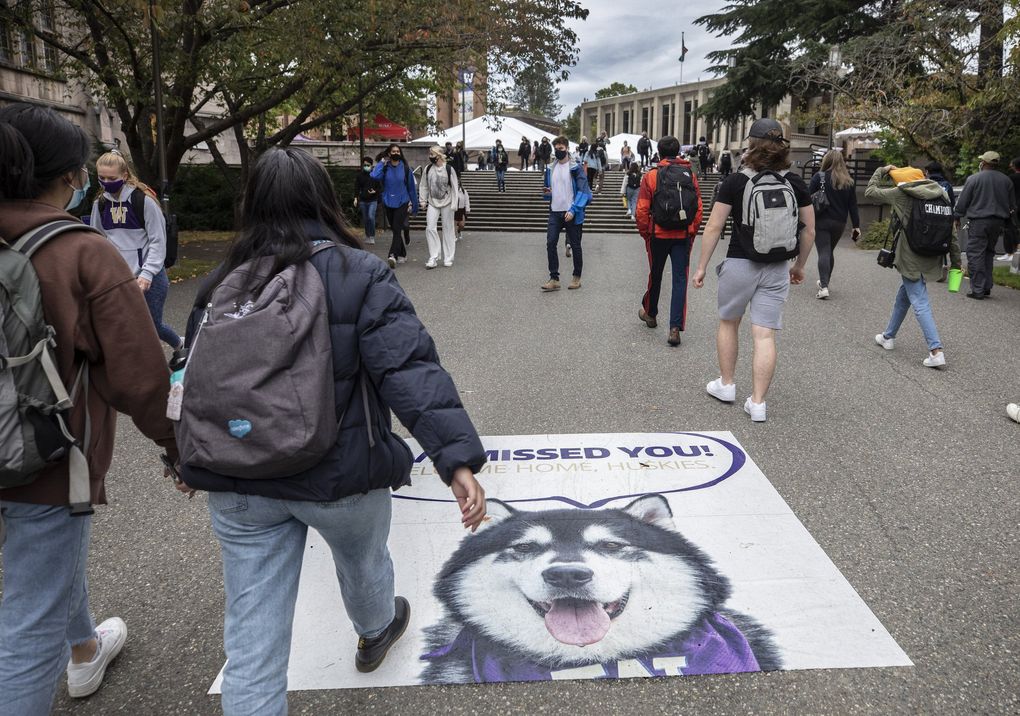A greeting to students at the University of Washington campus on Sept. 29. (Steve Ringman / The Seattle Times)