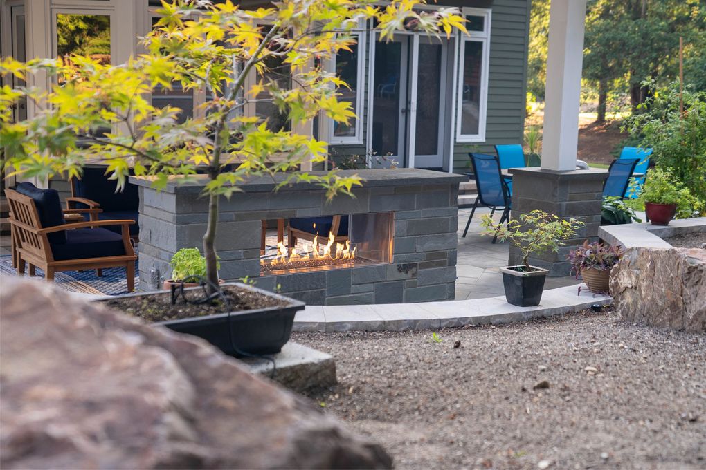 Design remains focused on the outdoors, with  fire features adding coziness as the weather cools, as seen in this design by Urban Oasis. (Courtesy of William Wright Photography)