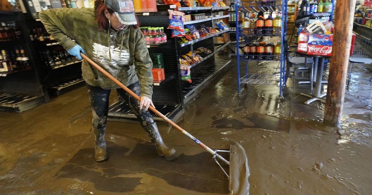 Warga Sumas beralih ke perbaikan saat petugas memantau banjir di Kanada