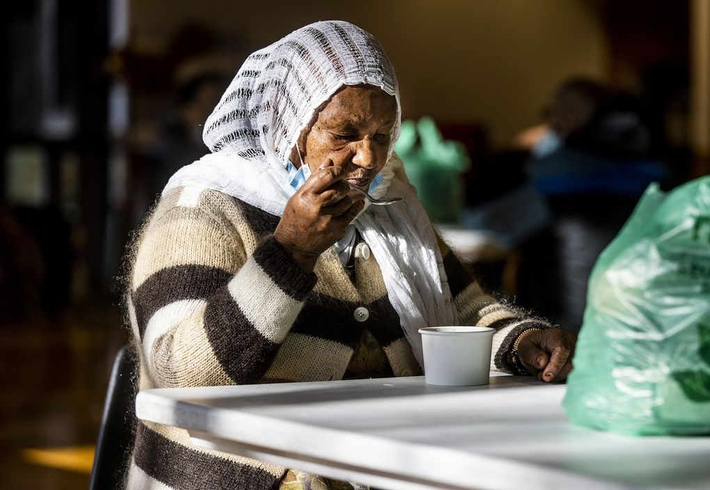 Akberet Kahsay makan semangkuk sup saat makan siang di Northgate Community Center.  Program makanan Afrika Timur adalah salah satu situs dalam jaringan Community Dining yang dikoordinasikan oleh Sound Generations, dalam kemitraan dengan organisasi lain.  (Daniel Kim / The Seattle Times)