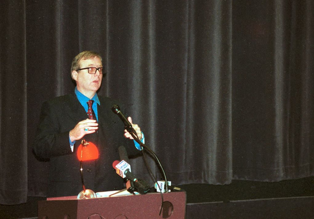 Salah satu pendiri Microsoft Paul G. Allen menyambut ratusan tamu ke pembukaan Teater Cinerama miliknya pada 22 April 1999. Allen menyelamatkan teater bersejarah tahun 1963, salah satu dari hanya tujuh teater tri-proyeksi yang pernah dibangun, dari bola perusak pada tahun 1998 (Foto AP / Stevan Morgain, File)